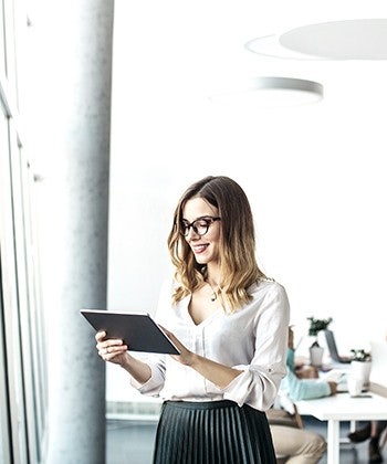 zakenvrouw gebruikt tablet