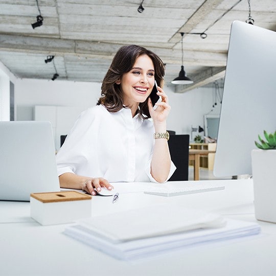 Lachende-vrouw-aan-de-telefoon