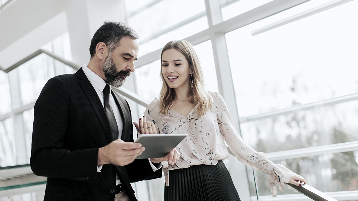 twee collega's bekijken een tablet