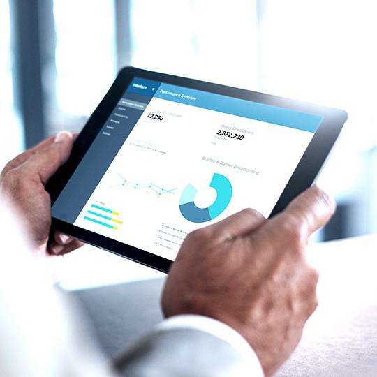 Automatisering is de oplossing voor veel uitdagingen van moderne bedrijven close up of man holding a tablet with a graph on the screen