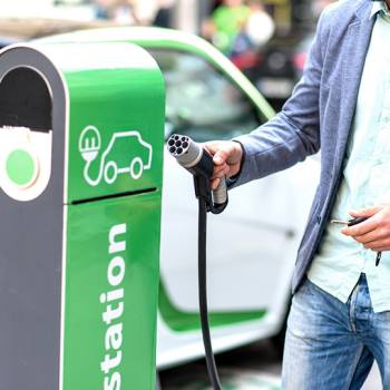 La borne de recharge qui change la donne man charging electric car at charging point