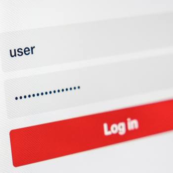 Waarom moeten bedrijven hun netwerk monitoren?  close up of login screen