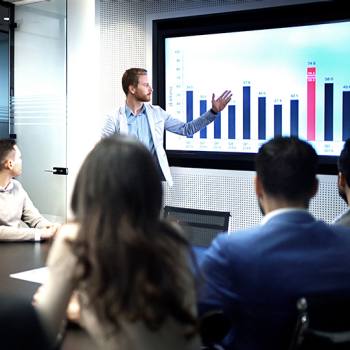 Comment les plates-formes numériques ...  man presenting graph to a meeting