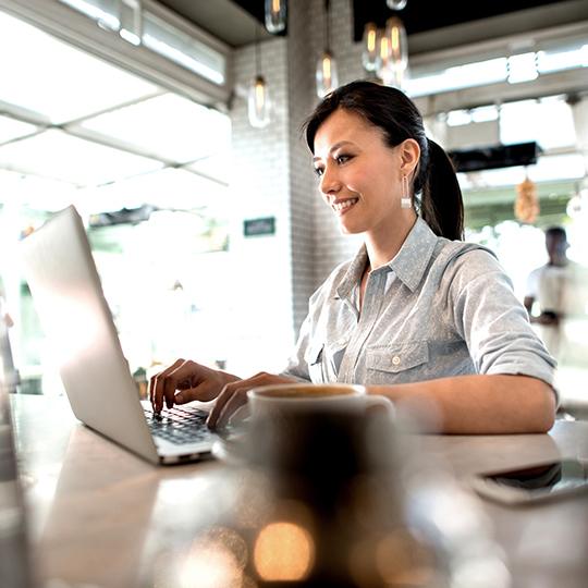 Het verwerken van facturen optimaliseren woman working on a laptop