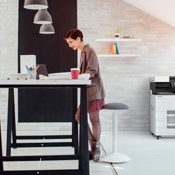 Gagnez un avantage concurrentiel woman working in a modern office