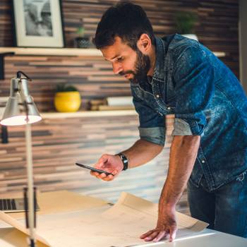 Investir dans une solution de capture designer taking photos with mobile phone