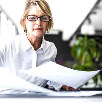 Business Content Management: L'indispensable businesswoman sorting papers