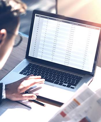 Hoe zorgt optimalisatie voor groei?  man typing on a laptop