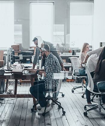 Nos débuts ont été humbles employees working in a glass office