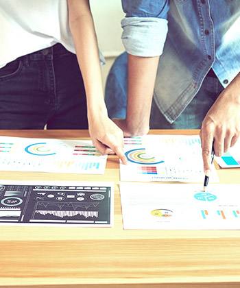 Meer flexibiliteit voor medewerkers  colleagues working on graphs