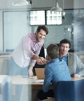 Uw informatie beter beveiligd  shaking hands in a meeting