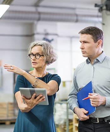 Blijf op de hoogte  woman in a warehouse