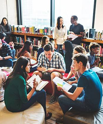 Meer samenwerking  group of adult students in a library