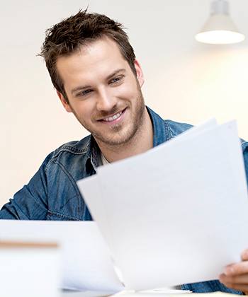 Bescherm u tegen beveiligingsrisico's. man looking to papers