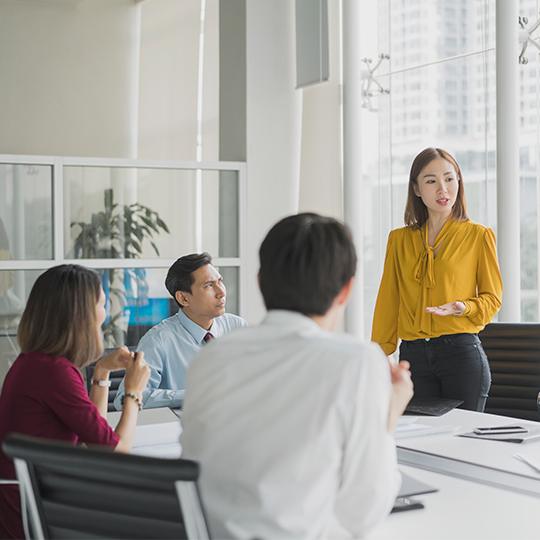 Wilt u meer weten over slimme en hybride kantoren? people working in an office environment