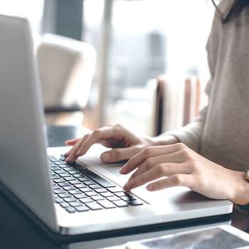 woman working in a laptop